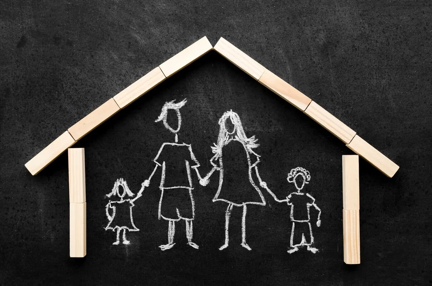 Меловой рисунок родителей с их детьми